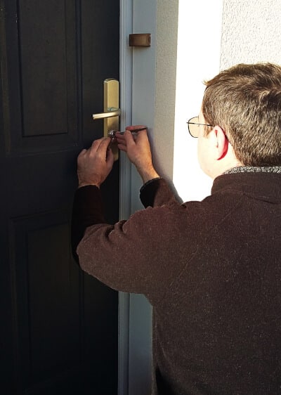 Serrurier de Dinard ouvrant une porte par crochetage
